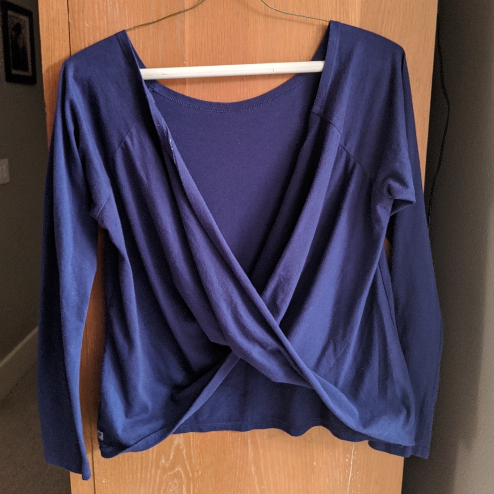 Fabletics xs periwinkle scoop back tee